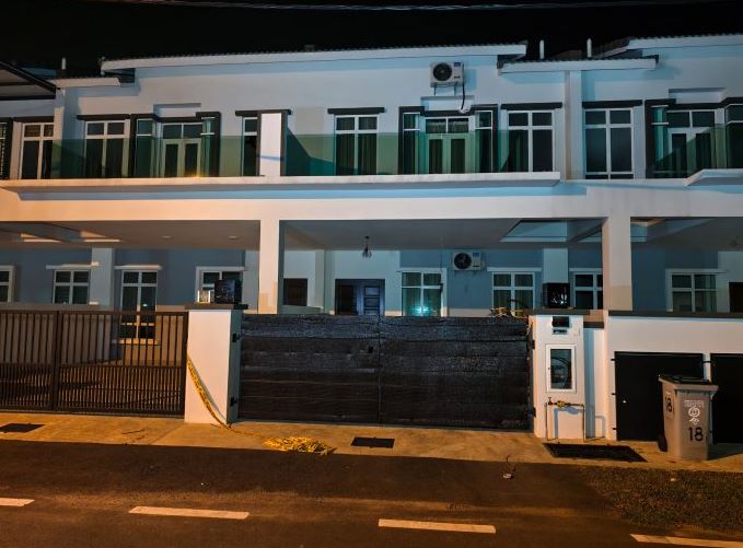 Kediaman isteri dikelar suami sunyi, pagar dipasang jaring teduh cahaya