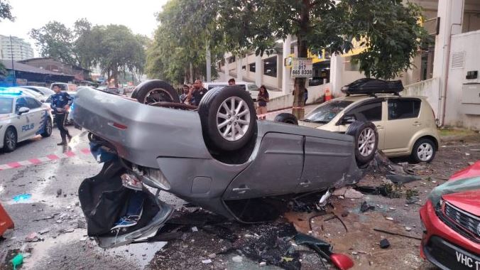 Pekerja kedai cuci kereta parah, kereta terjunam dari tingkat tiga