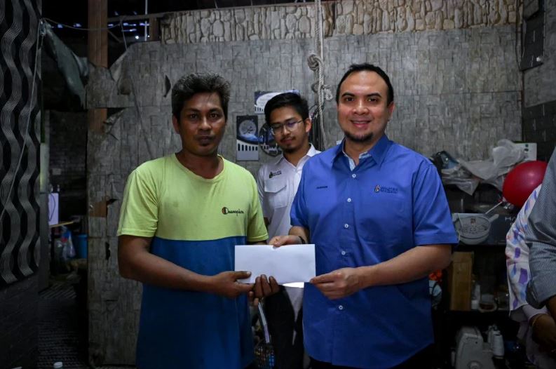 PM beri sumbangan bantu peniaga kecil hadapi kesempitan hidup