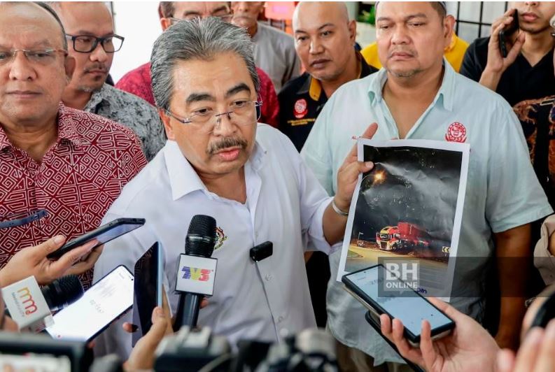 Johari Ghani minta DBKL kaji semula perobohan gerai di Desa Pandan