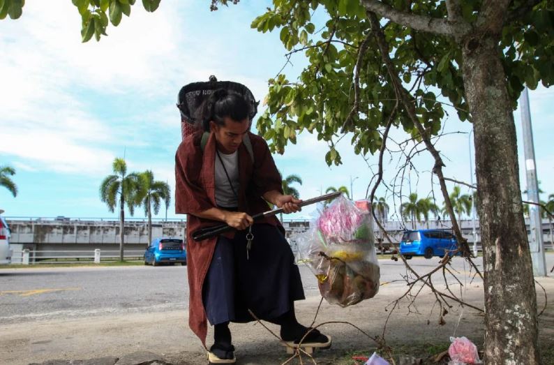 Pemuda pakai kimono sukarela kutip sampah di Kota Bharu