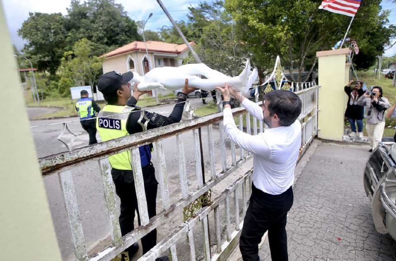 Simulasi penuh jatuhan patung di lokasi Zara Qairina ditemui tak sedarkan diri