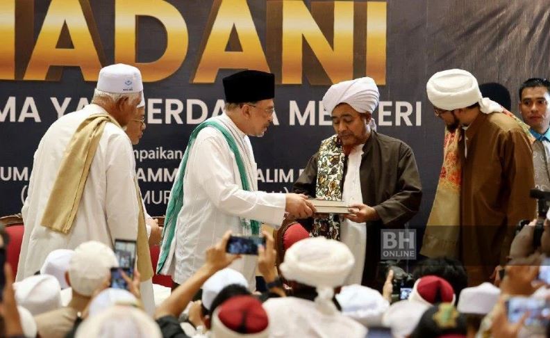 PM Anwar sampaikan naskhah Mushaf Tarim kepada Al-Habib Umar Hafez