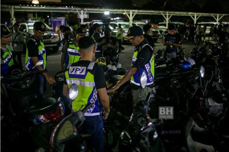 ‘Saya cuma nak isi minyak, bukan berlumba’