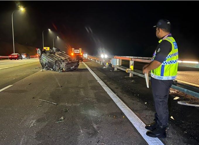 Wanita maut, tunangnya cedera selepas kereta terbalik dalam kemalangan
