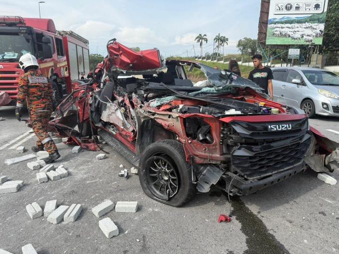 Ejen insuran maut tersepit dalam nahas dua kenderaan