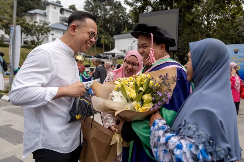 Steven Sim bangga, individu dibantu kini tamatkan PhD