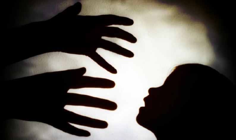 Ibu pukul dan pijak muka, jerut leher anak dengan tali hanya kerana alat solek