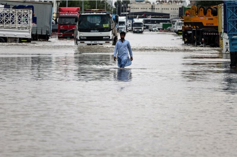UAE batalkan puluhan penerbangan, jalan banjir akibat ribut jarang berlaku