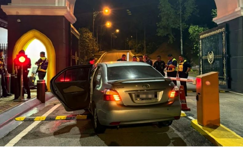 Pemandu mabuk rempuh palang keselamatan Istana Negara