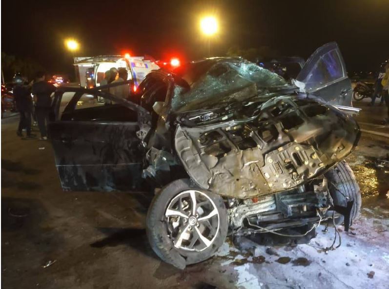 Perodua Aruz rempuh tembok tol, lelaki Pakistan maut, rakan parah