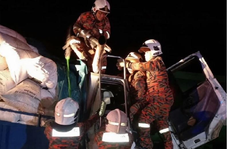 Kemalangan dua lori, seorang maut