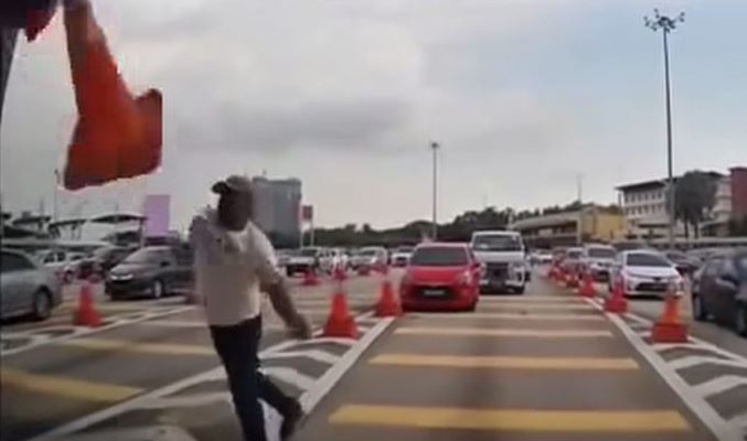 Pemandu Axia baling kon di plaza tol serah diri kepada polis