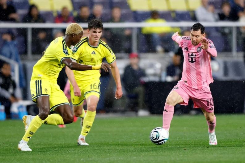 Messi buru gol ke-900