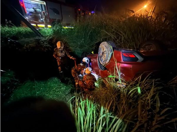 Dua remaja maut, motosikal dinaiki masuk parit selepas berlanggar dengan kereta